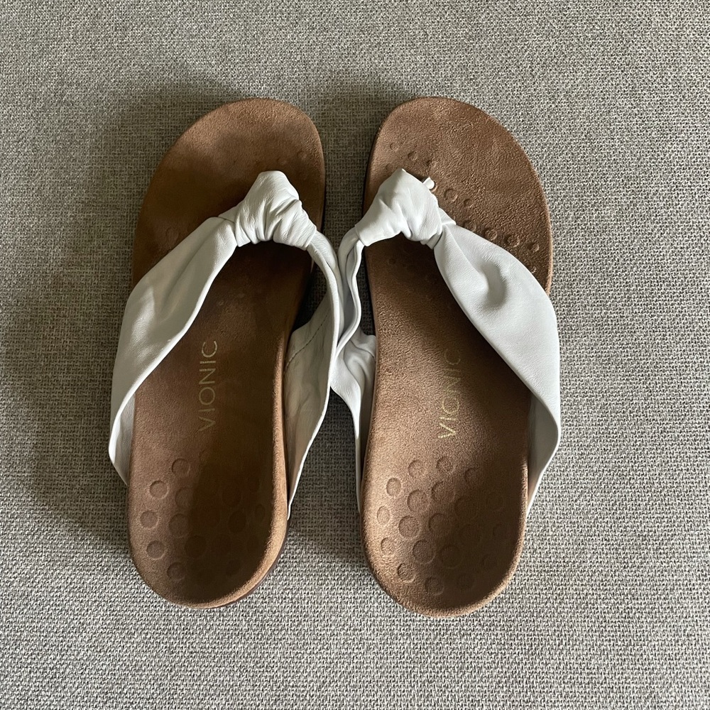 White Vionic shoes. Size 8.5